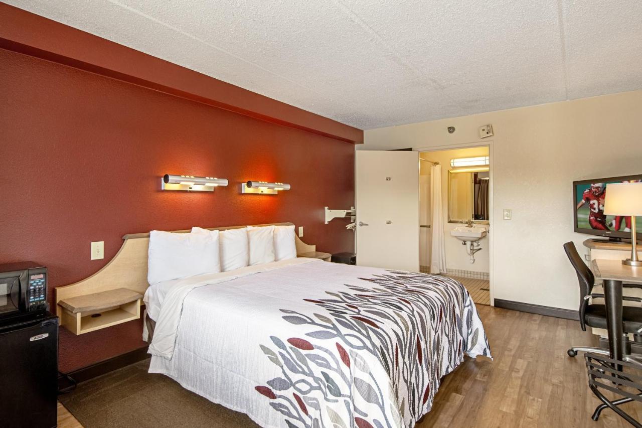 Motel Red Roof Charleston West - Hurricane, Wv 2*